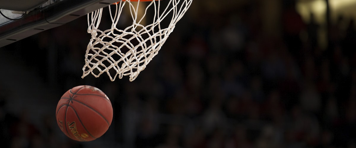 NBA篮球比赛激烈对抗场景，球员扣篮瞬间