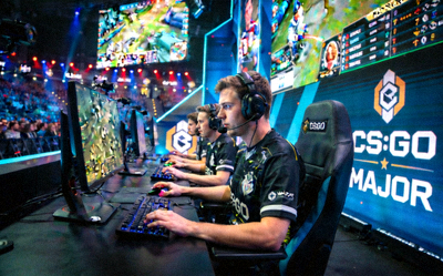 CS:GO Major锦标赛现场，选手在比赛中