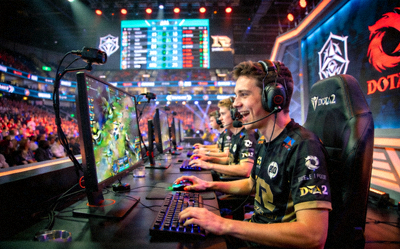 DOTA2国际邀请赛现场，选手在比赛中