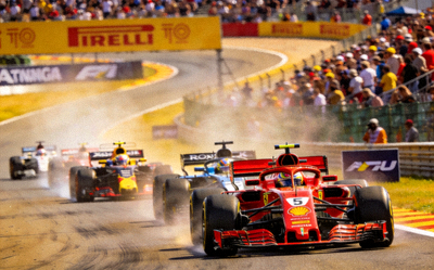 F1赛车比赛现场，多辆赛车在赛道上飞驰