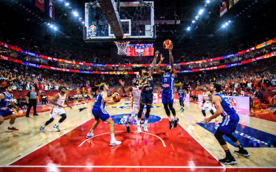 FIBA篮球世界杯比赛现场，多国球员在比赛中