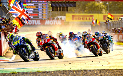 MotoGP摩托车比赛现场，车手在赛道上激烈竞争